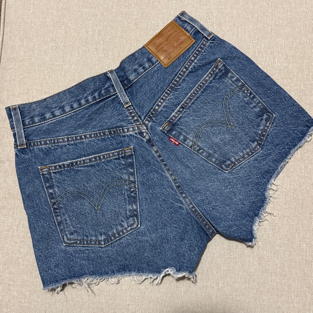 Levi’s 501 ButtonFly Denim Shorts-Sz 26-Distressed Raw Hem-EUC-100% Cotton - Picture 7 of 12